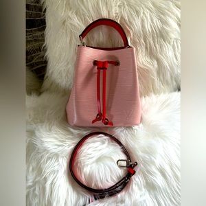 Louis Vuitton
NéoNoé BB leather handbag
Very good condition
Pink, Leather